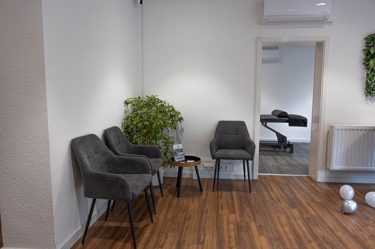 Modernes Wartezimmer mit grauen Stühlen und Holzboden
