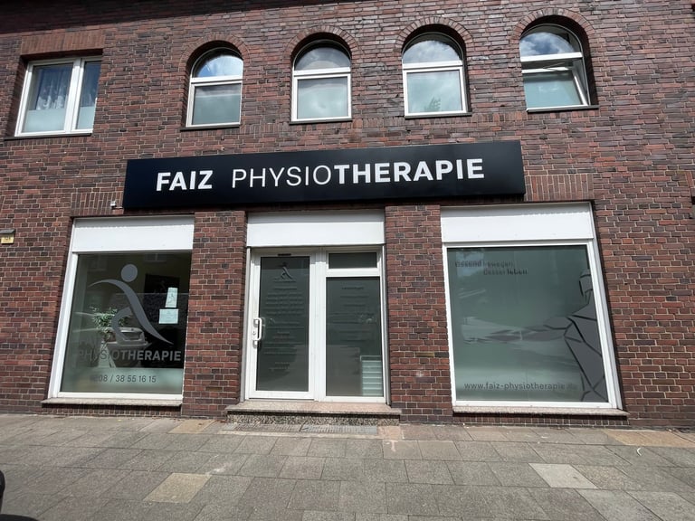 Ladenfassade der FAIZ Physiotherapie Praxis mit großen Fenstern
