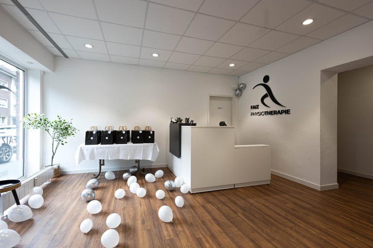 Moderne Physiotherapie-Praxis mit Holzboden und Empfangstresen