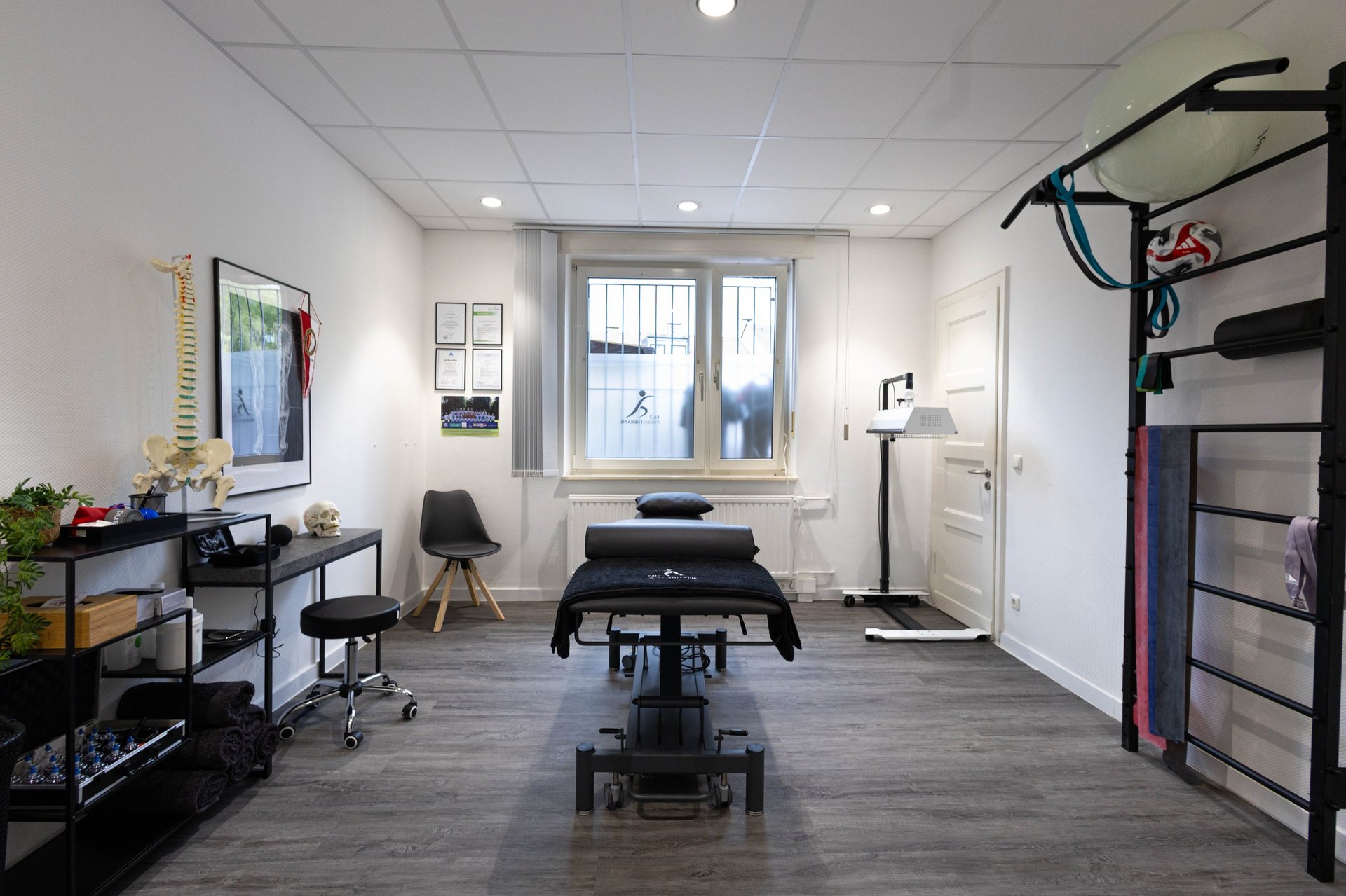 Modernes Home Gym mit Trainingsgeräten und Gewichten
