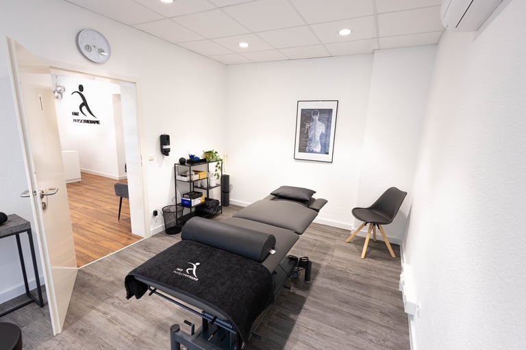 Moderne Physiotherapie-Behandlungsraum mit Behandlungsliege